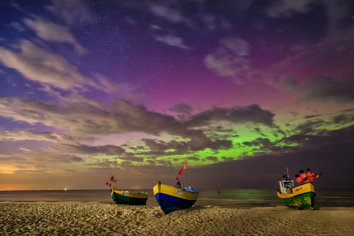 ポーランド・ヤンタルの浜辺から見たバルト海上空のオーロラ。2024年3月3日撮影（Shutterstock.com）