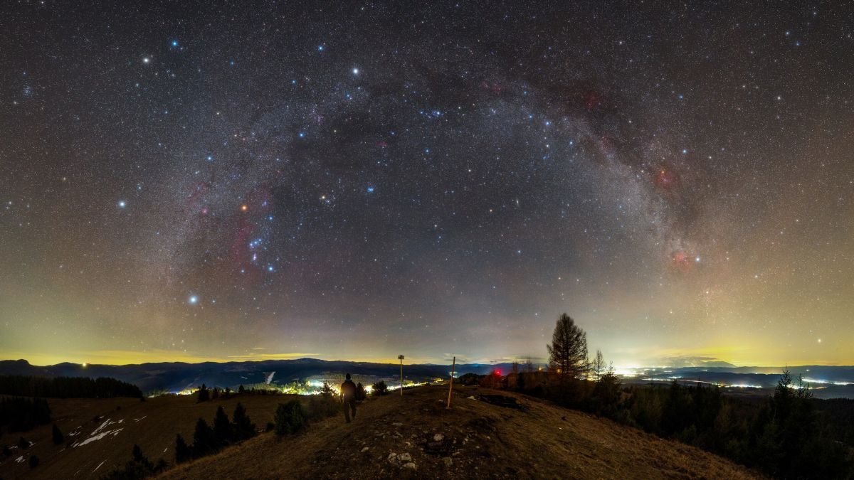 冬の天の川と冬の星座たち。2022年1月、スロバキア・スピシュ地方にて撮影（Robert Barsa/IAU OAE, CC BY 4.0 <https://creativecommons.org/licenses/by/4.0>, via Wikimedia Commons）