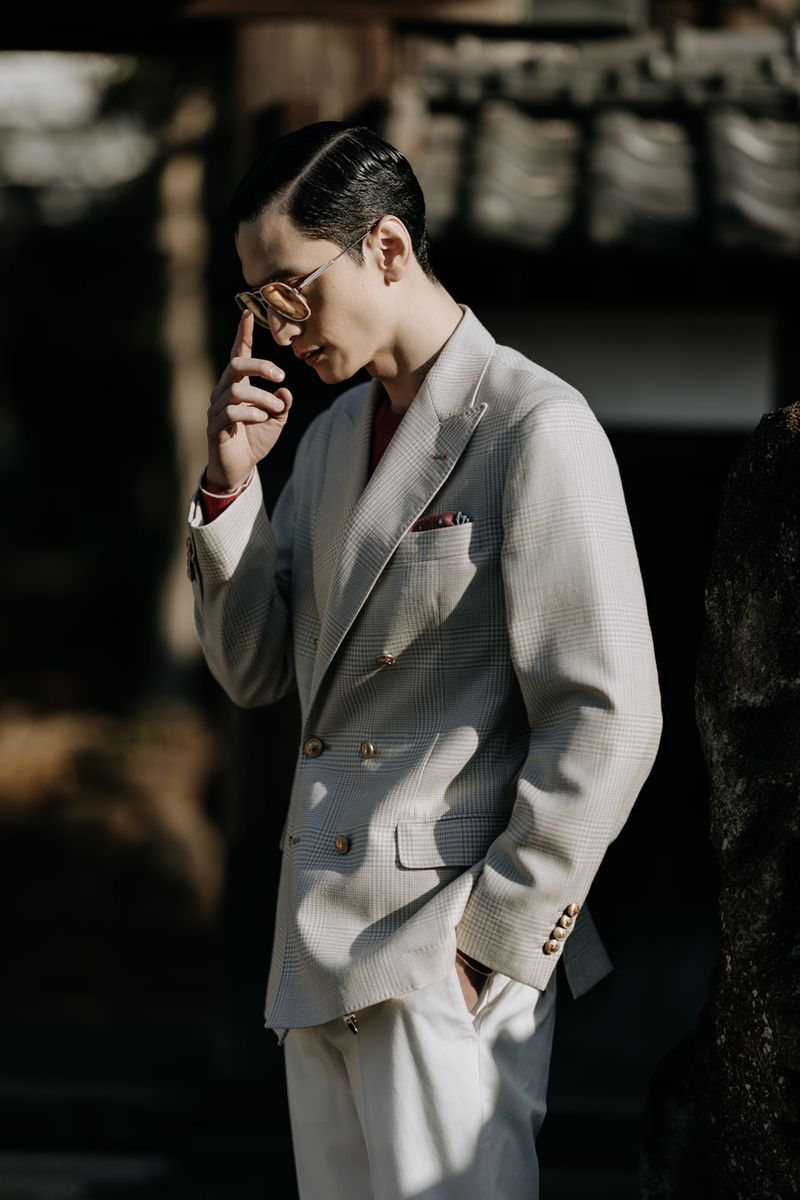 ジャケット756800円、セーター207900円、パンツ124300円、ベルト514800円、チーフ48400円〈すべてブルネロ クチネリ／ブルネロ クチネリ ジャパン Tel:03-5276-8300〉、サングラス129360円〈ブルネロ クチネリ／ルックスオティカジャパン カスタマーサービス Tel:0120-990-307〉