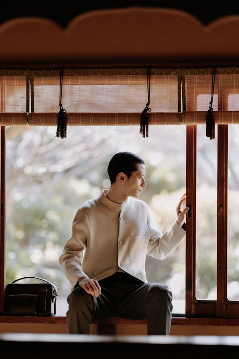 ジャケット485100円、Tシャツ114400円、パンツ148500円、バッグ545600円〈すべてベルルッティ／ベルルッティ・インフォメーション・デスク Tel:0120-961-859〉