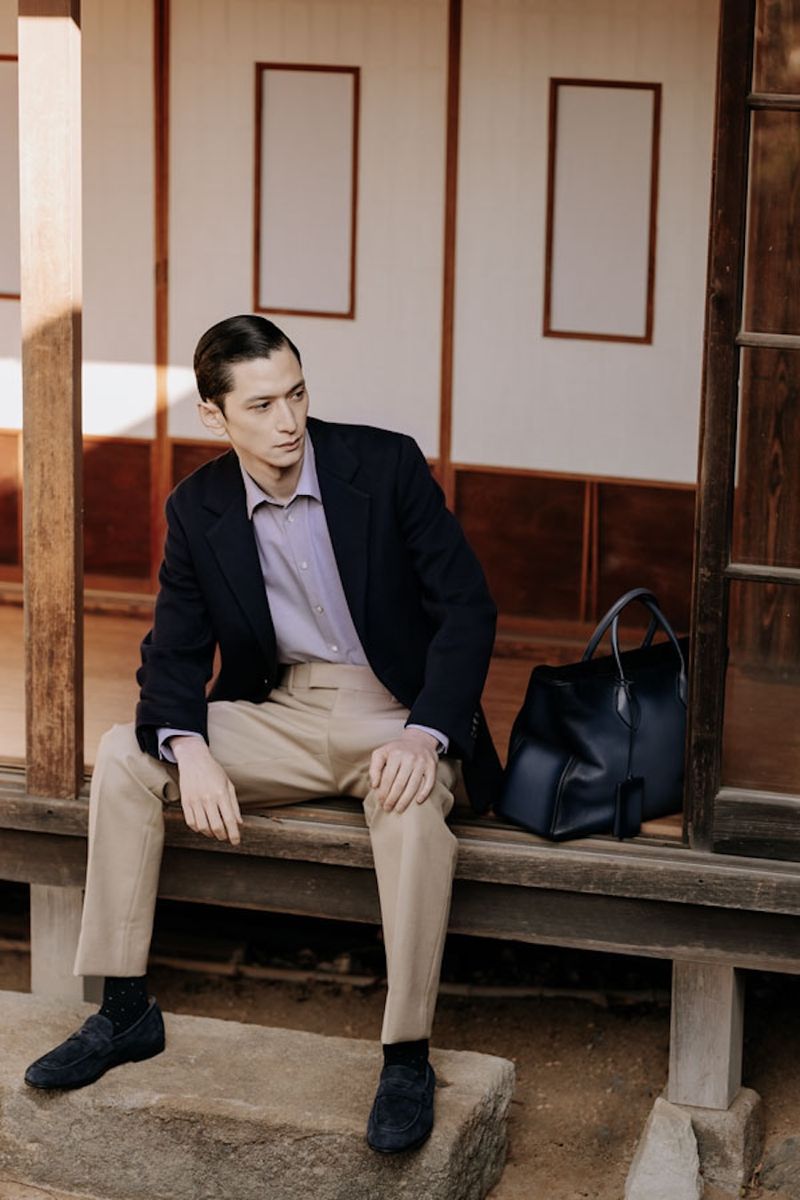 ジャケット462000円、シャツ108900円、パンツ121000円、靴108900円、バッグ407000円〈すべてフェラガモ／フェラガモジャパン Tel:0120-202-170〉ソックスはスタイリスト私物