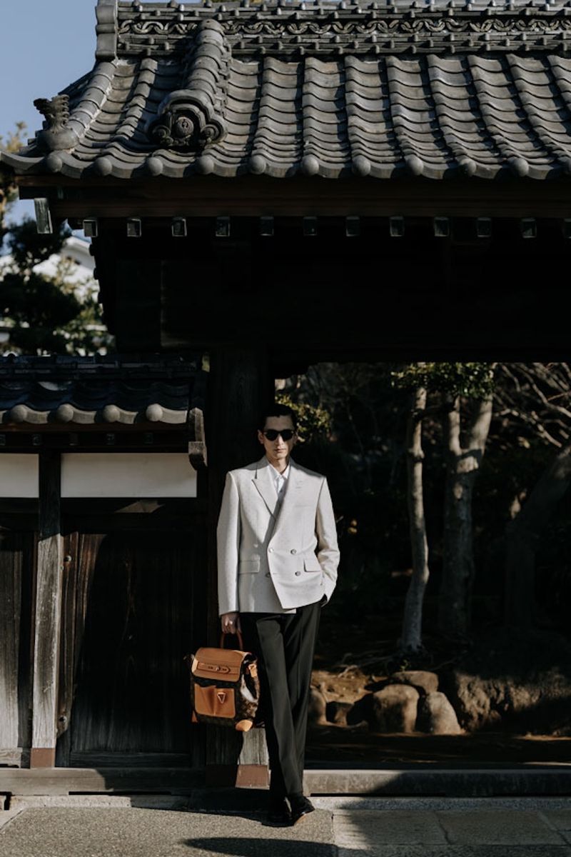 ジャケット621500円［予定価格］、シャツ、パンツ、バッグ すべて参考商品、靴190300円、サングラス88000円、バッグ896500円〈すべてルイ・ヴィトン／ルイ・ヴィトン クライアントサービス Tel:0120-00-1854〉