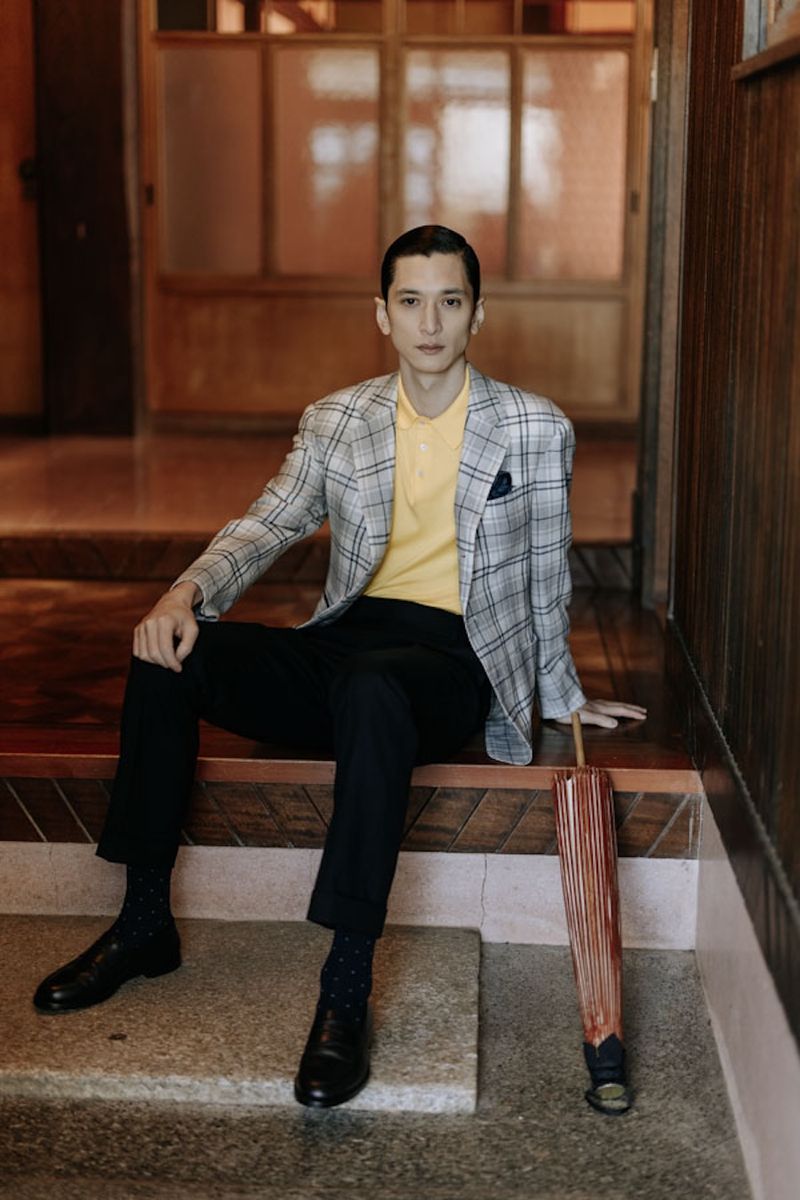 ジャケット536800円、ポロシャツ113300円、チーフ、パンツ ともに参考商品、靴130900円〈すべてダンヒル Tel:0800-000-0835〉ソックスはスタイリスト私物