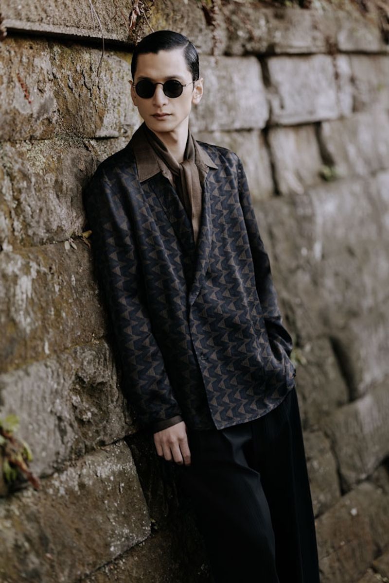 ジャケット682000円、シャツ206800円、スカーフ81400円、パンツ286000円〈すべてジョルジオ アルマーニ／ジョルジオ アルマーニ ジャパン Tel:03-6274-7070〉サングラス102850円〈ジョルジオ アルマーニ／ルックスオティカジャパン カスタマーサービス Tel:0120-990-307〉