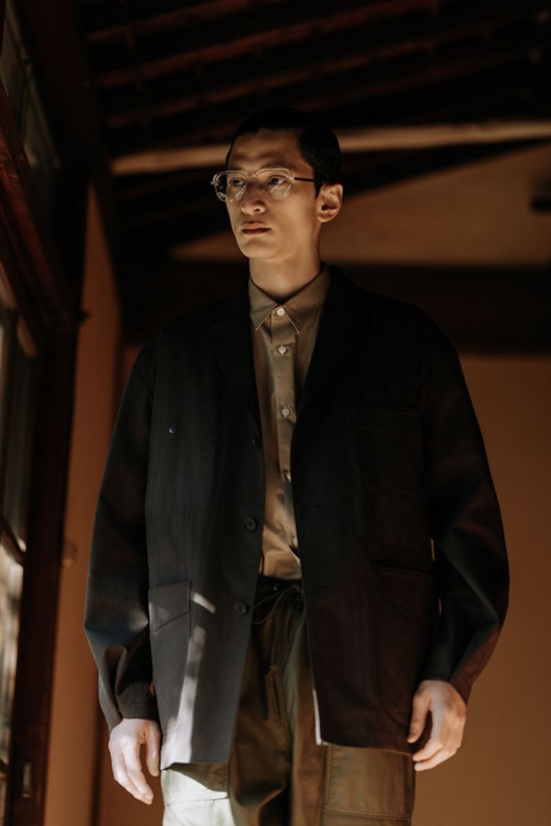 ジャケット132000円、シャツ29700円、パンツ57200円〈すべてコム デ ギャルソン・オム／コム デ ギャルソンTel:03-3486-7611〉メガネ73700円〈アイヴァン 7285／アイヴァン 7285 トウキョウ Tel:03-3409-7285〉