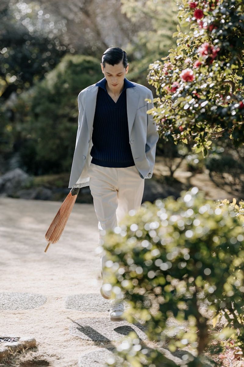 ジャケット423500円、スキッパーポロシャツ180400円、パンツ149600円［すべて予定価格］、靴149600円〈すべてフェンディ／フェンディジャパン Tel:0120-001-829〉