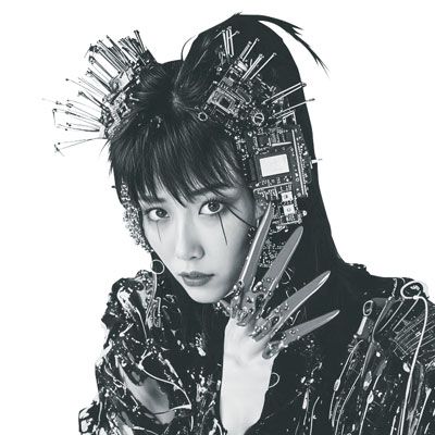 くさの・えみ◎1990年、東京都生まれ。慶應義塾大学卒業。Fictionera代表。AIと共創するアーティストとして活動し、国内外の美術館やアートフェアに参加。2025年WEFヤング・グローバル・リーダーズ。