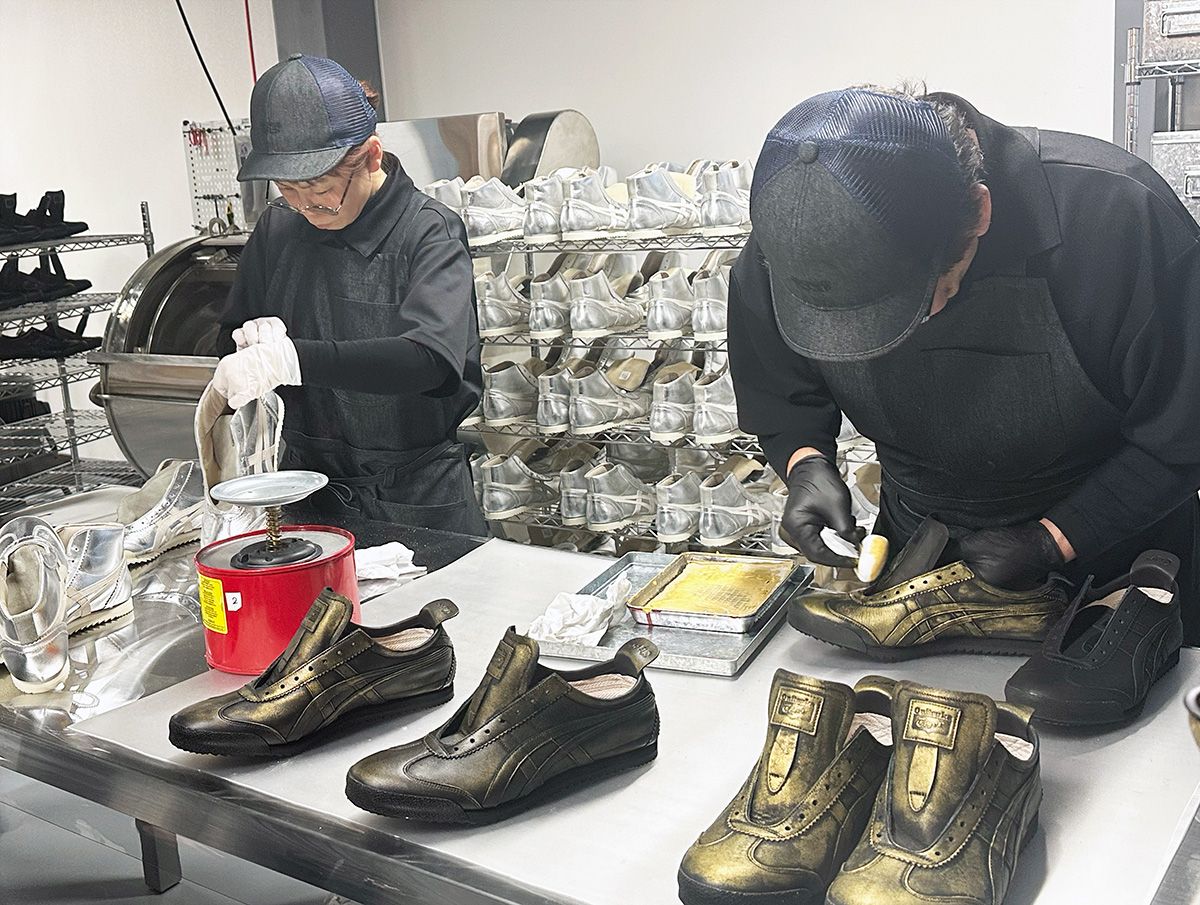 OIF内で手作業をする職人たち。右は、アイコンスニーカーの「MEXICO 66 DELUXE」に漆塗り風の加工を施している様子