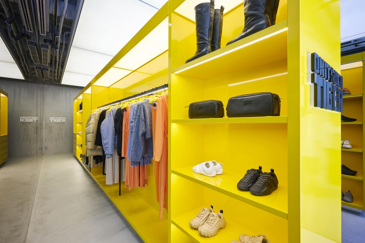 オニツカタイガー 銀座 イエローコンセプトストア。ハイブランドが軒を連ねる銀座5丁目の一等地に位置し、インバウンド客で賑わう光景はお馴染み