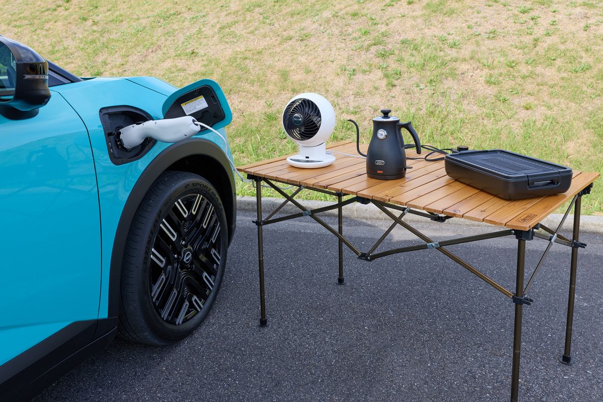 普通充電ポートにAC外部給電コネクター（標準装備）をつなげば、駆動用バッテリーの電力を利用して車外で電気製品が使うことも可能（nissan）