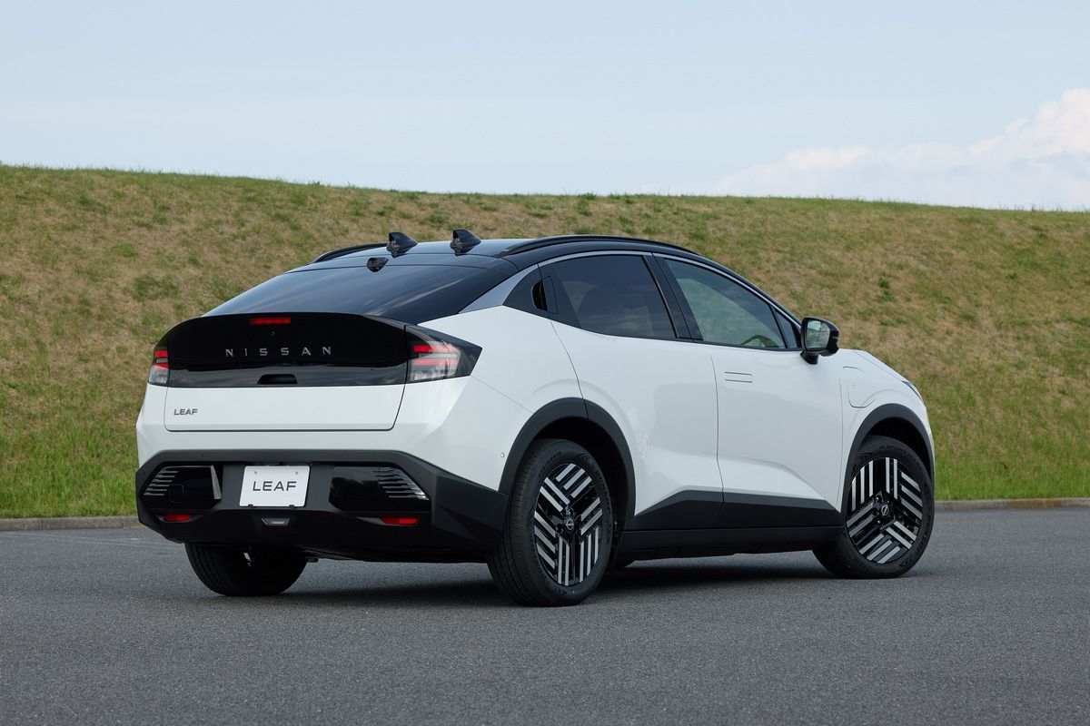 プリズムホワイトとスーパーブラックの2トーン（nissan）