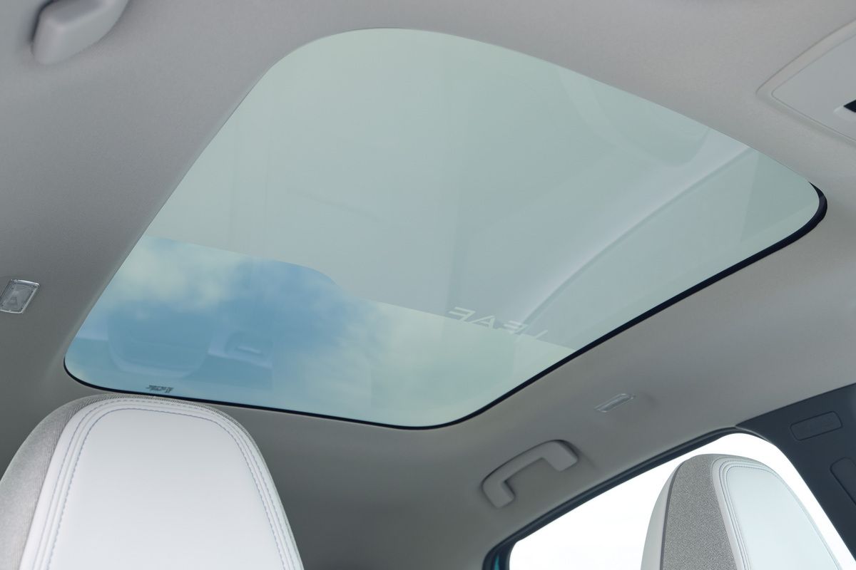 透過光量を調節できる調光パノラミックガラスルーフ（nissan）