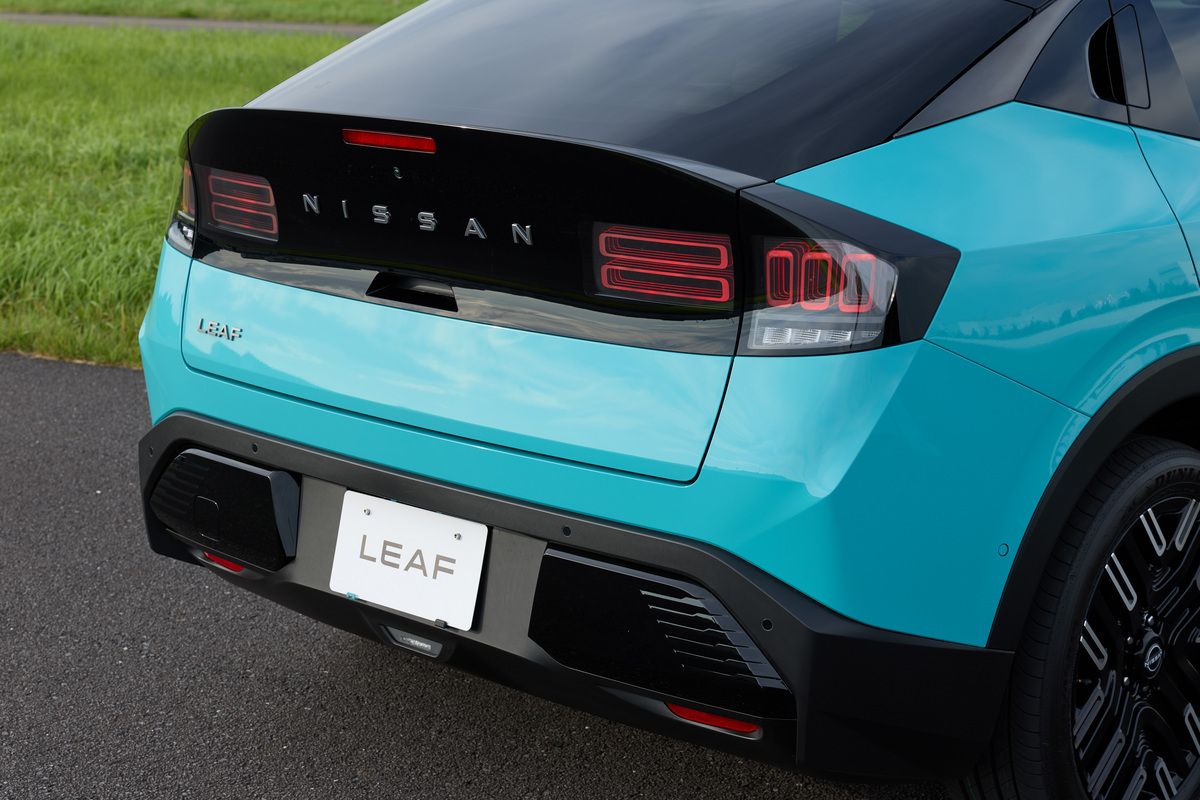 「II」と「三」を組み合わせたテールライト（nissan）