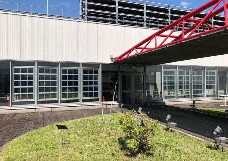 本開発で行うモジュール化のイメージ（既存の光発電ガラスシステムのモジュール化を東京都の施設で検証した際の様子）