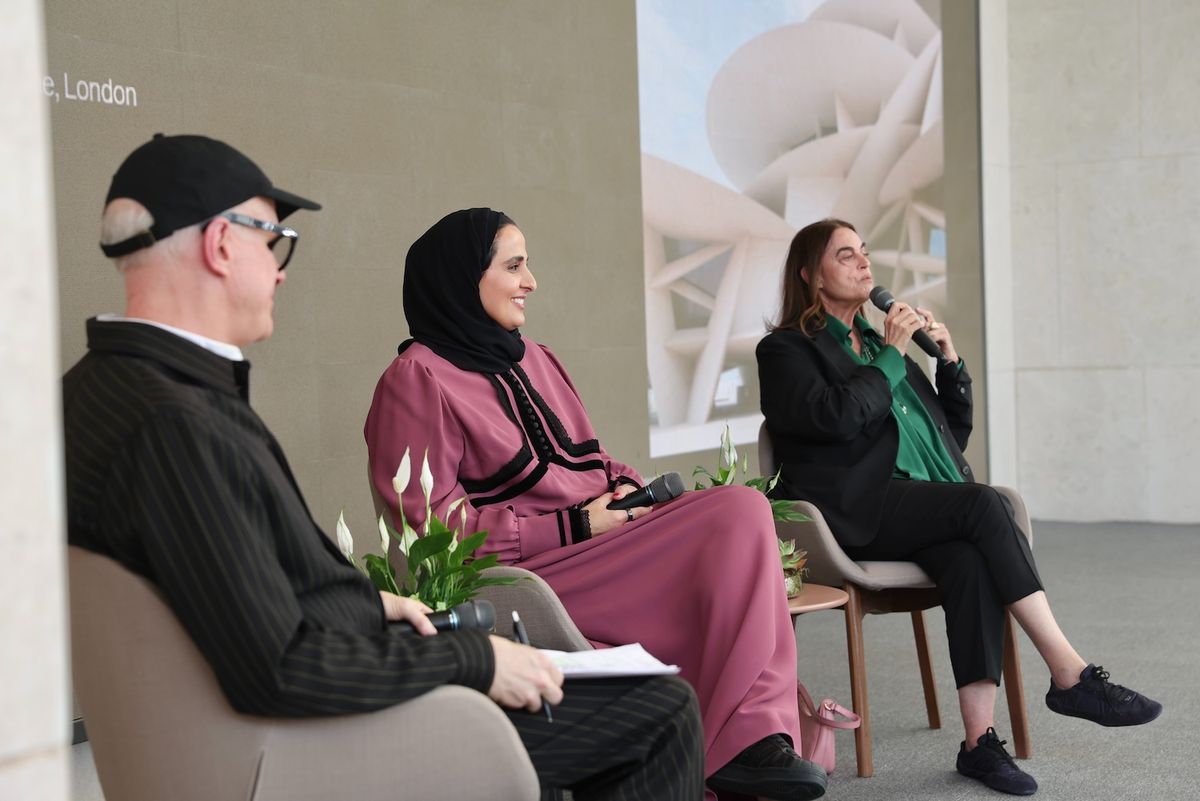 「Art Basel Conversations × Qatar Creates Talks」に登壇したカタール・ミュージアムズ会長のシェイカ・アル＝マヤッサ（中央、Courtesy of Qatar Museums）