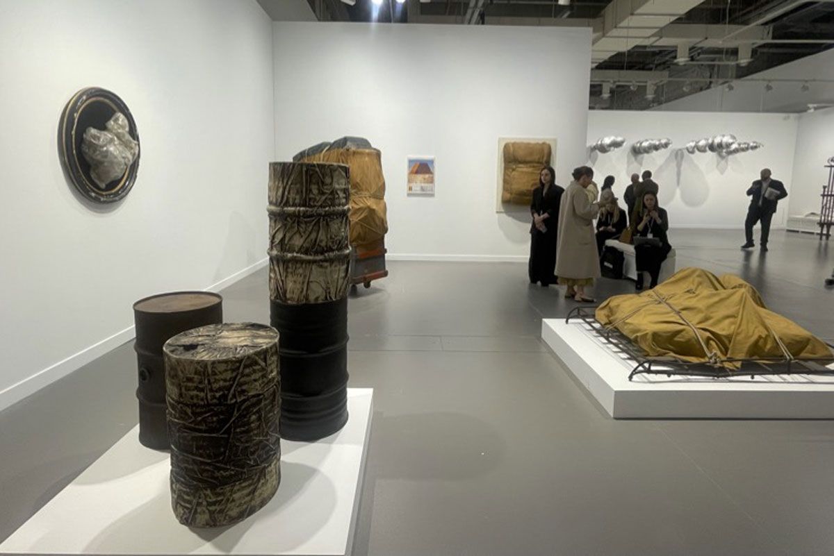 ガゴシアンは、クリストの初期彫刻と、《The Mastaba》関連のドローイングを展示。巨大建造物を布で包む構想は、中東という地理と具体的な関係を持つ。（筆者撮影）