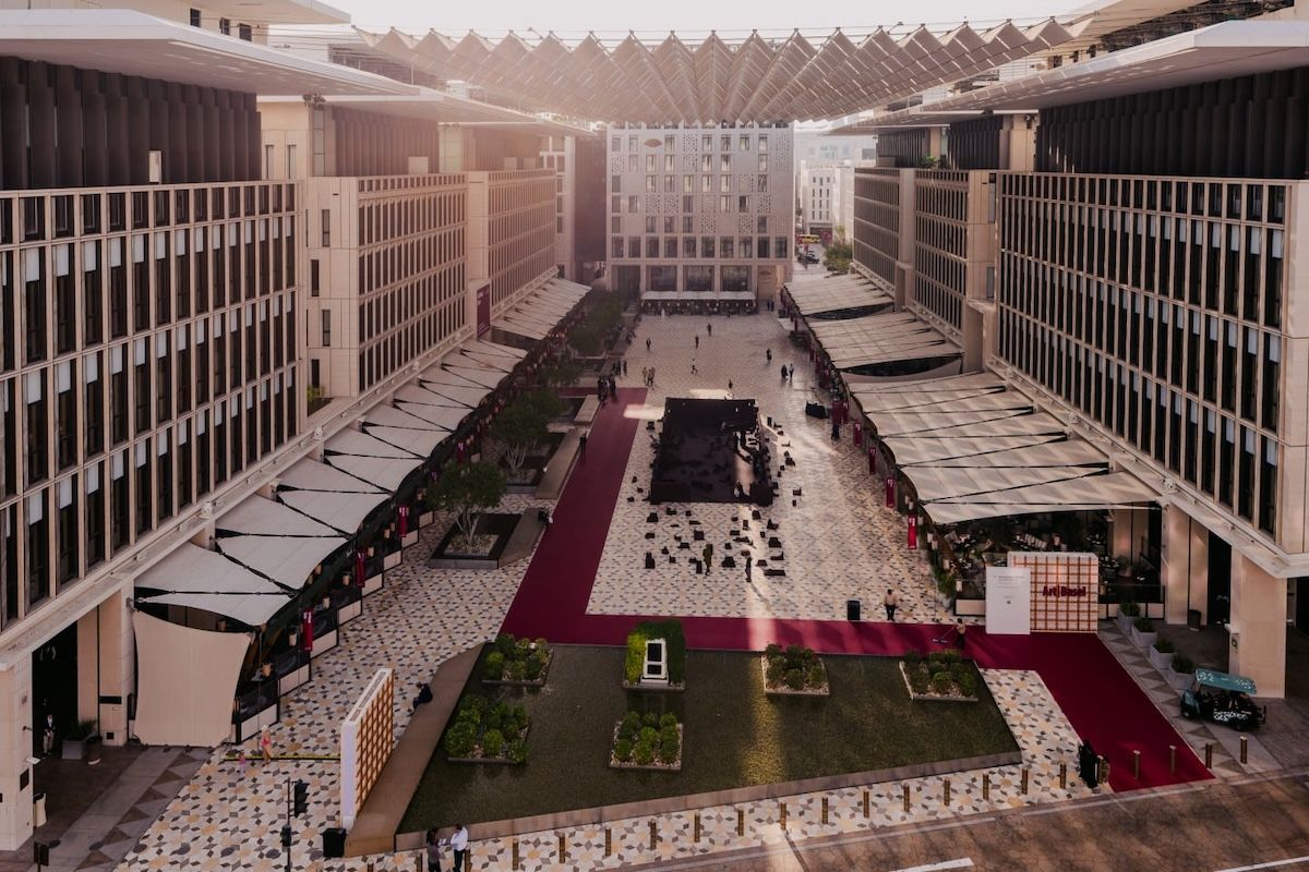 フェアの２つの会場を緩やかに繋いだバラハ・ムシェイレブ。周囲には欧米資本のラグジュアリーホテルやレストランもある。（Courtesy of Art Basel）