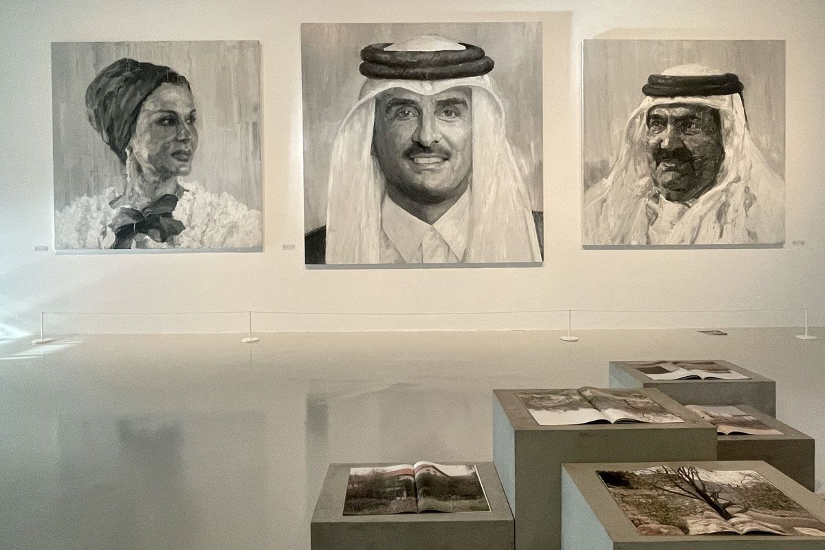 アラブ近代・現代美術を網羅的に紹介するマトハフ近代アラブ美術館のエントランスの巨大なロイヤルファミリーの肖像画は中国出身の画家、ヤン・ペイミンによるもの。 中央は現カタール首長のタミーム・ビン・ハマド・アール＝サーニー。（筆者撮影）