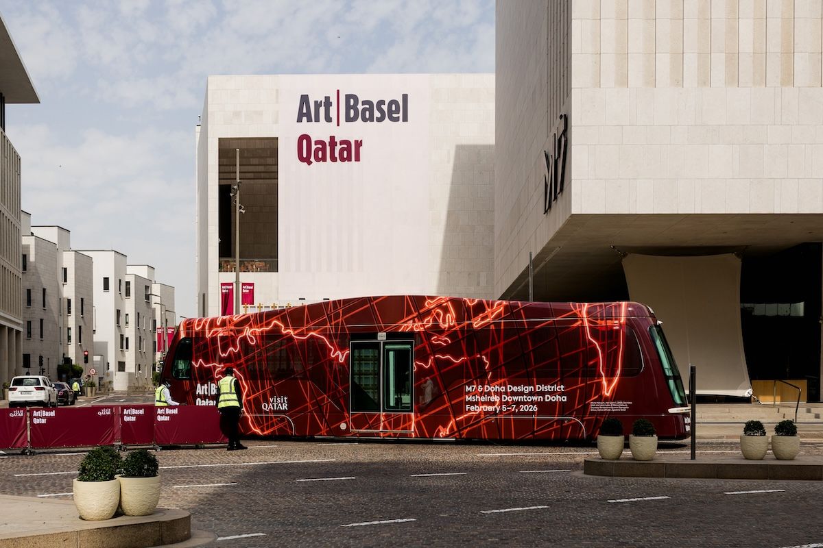 会場のひとつ、M７。ムシェイレブ地区内を無料で走る路面電車もフェアの開催を知らせるアートが施された。（Courtesy of Art Basel）