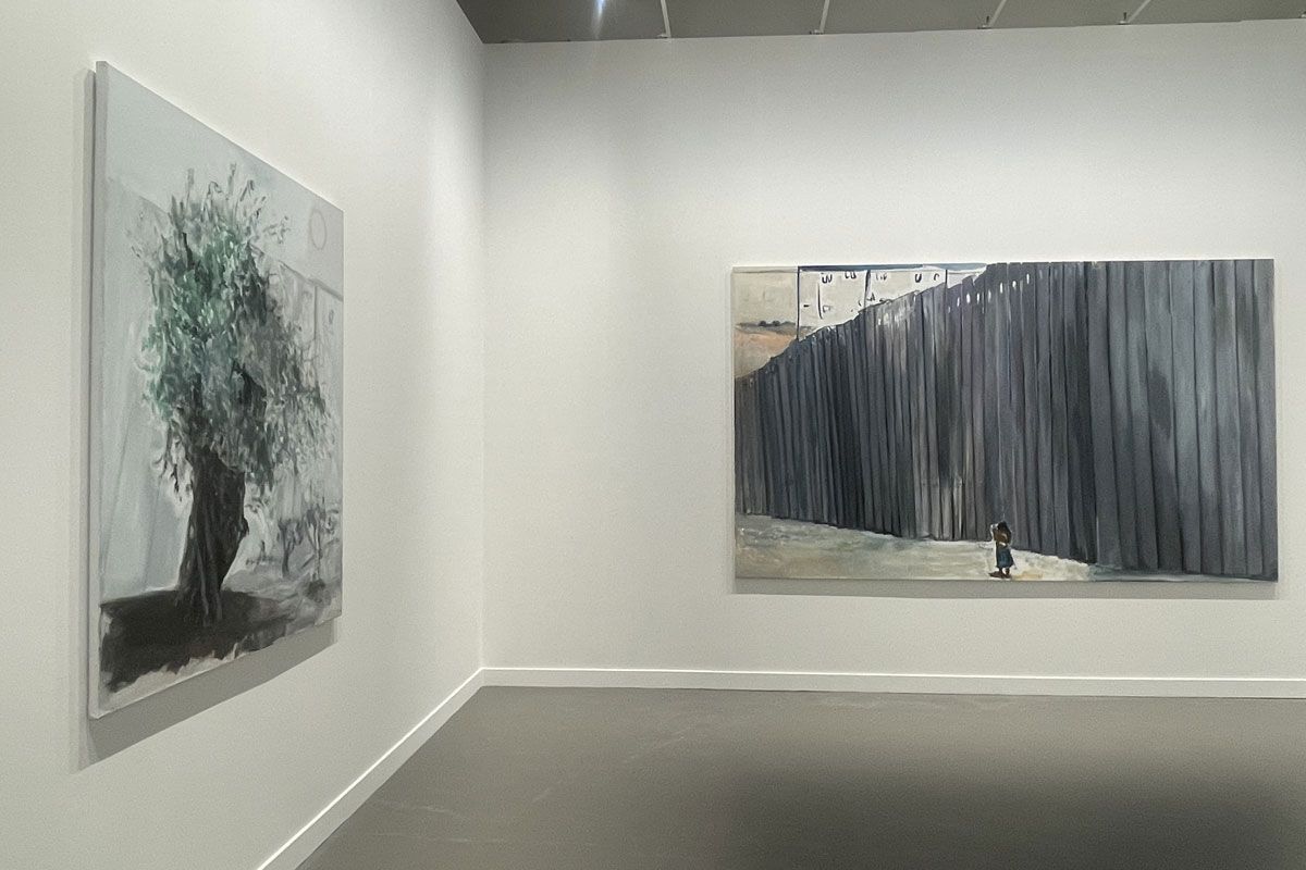 デヴィッド・ツヴィルナーはマルレーネ・デュマ「Against the Wall」より作品を展示。分断を象徴する“壁”を個人の視線へ引き寄せる構図は、政治的現実を普遍的な問いへ転換する。地域的緊張を背景に、その意味はより具体化した。（筆者撮影）