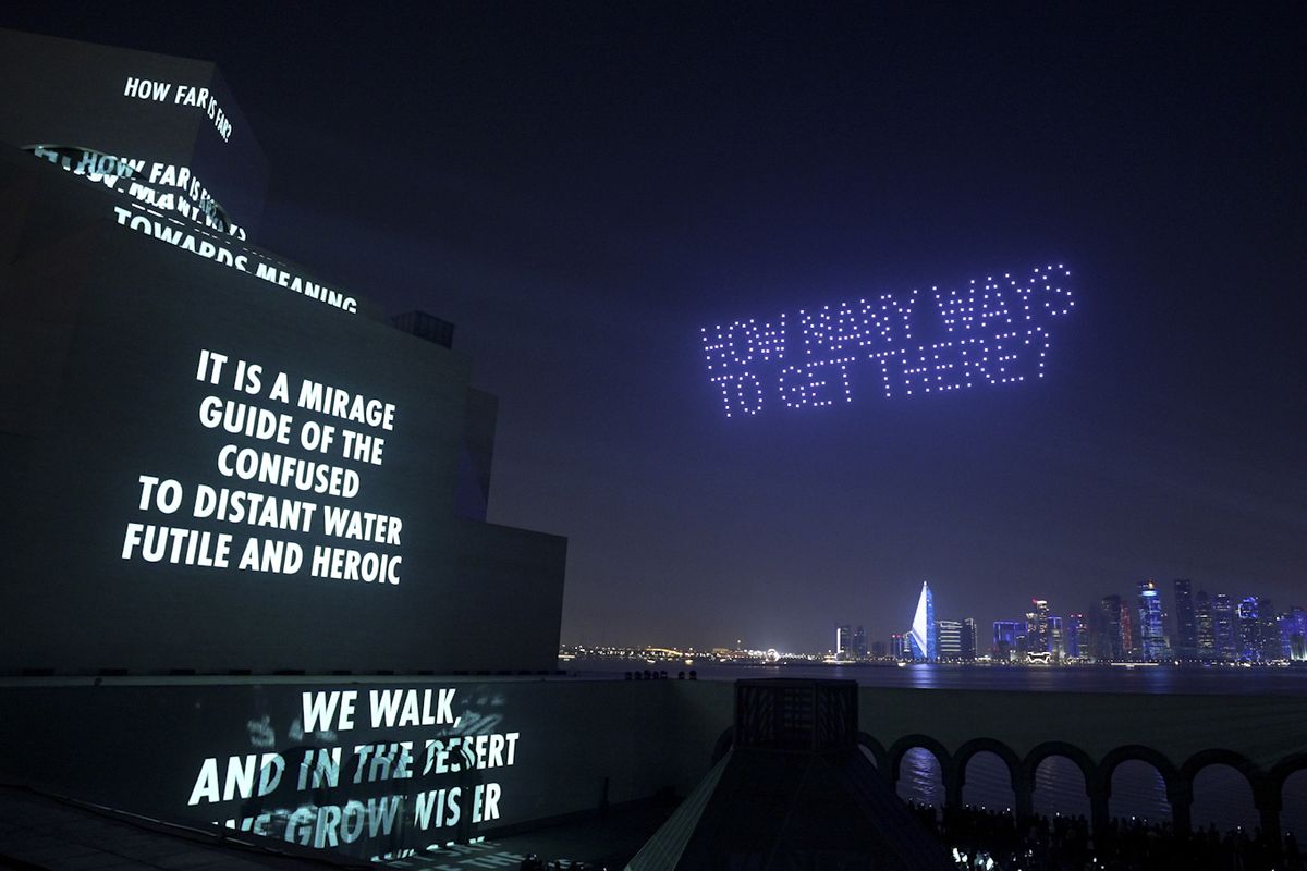 ジェニー・ホルツァーのライトプロジェクション《SONG》2026。テキスト:マフムード・ダルウィーシュ著「I Belong There」 (c)2026 by the Mahmoud Darwish Foundation. (c)2026 Jenny Holzer, member Artists Rights Society (ARS), NY Photo: Collin LaFleche