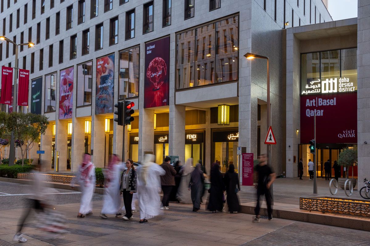 アート・バーゼル・カタールのフラッグが連なるドーハ・デザイン・ディストリクト