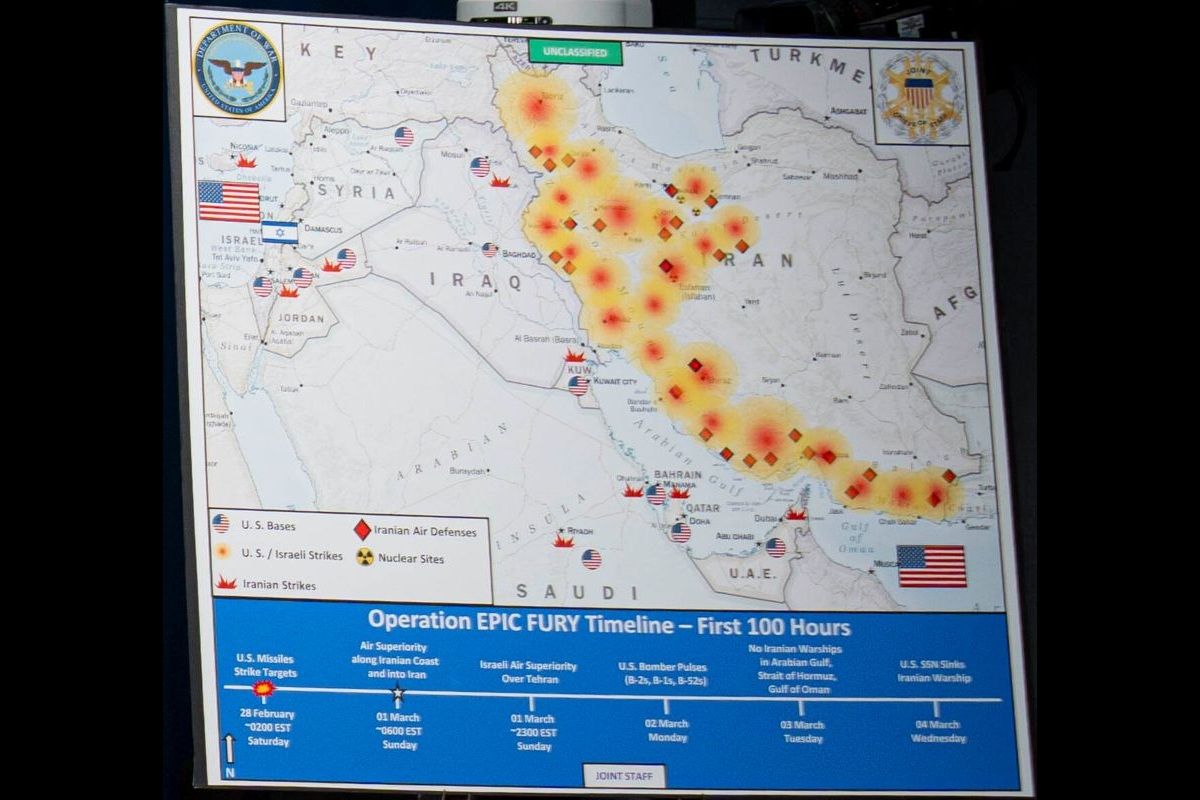 米軍の対イラン軍事作戦「エピック・フューリー」の開始から100時間の成果を示した地図。2026年3月4日、バージニア州アーリントンの米国防総省で行われた記者会見にて（Chairman of the Joint Chiefs of Staff, CC BY 4.0 <https://creativecommons.org/licenses/by/4.0>, via Wikimedia Commons）