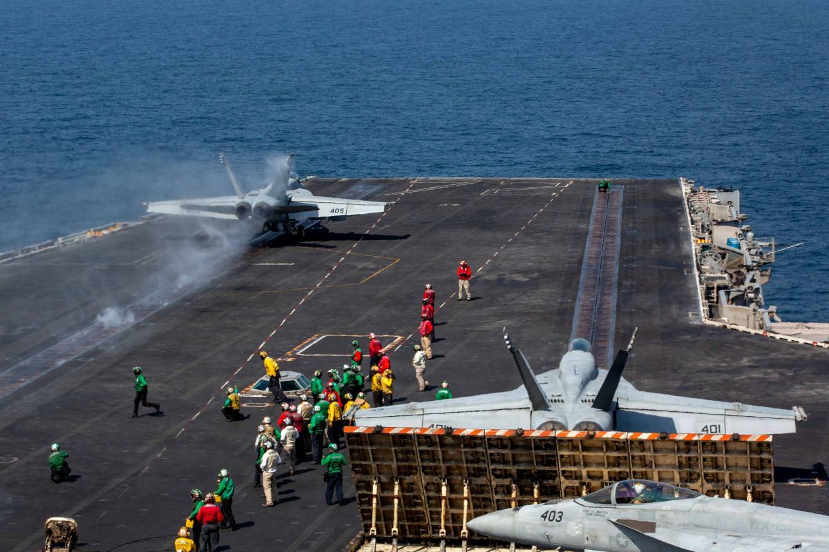 米軍の対イラン軍事行動「エピック・フューリー作戦」で、ニミッツ級空母USSエイブラハム・リンカーンから離陸するF/A18E「スーパーホーネット」。2026年2月28日撮影、米海軍提供写真（U.S. Central Command, Public domain, via Wikimedia Commons）