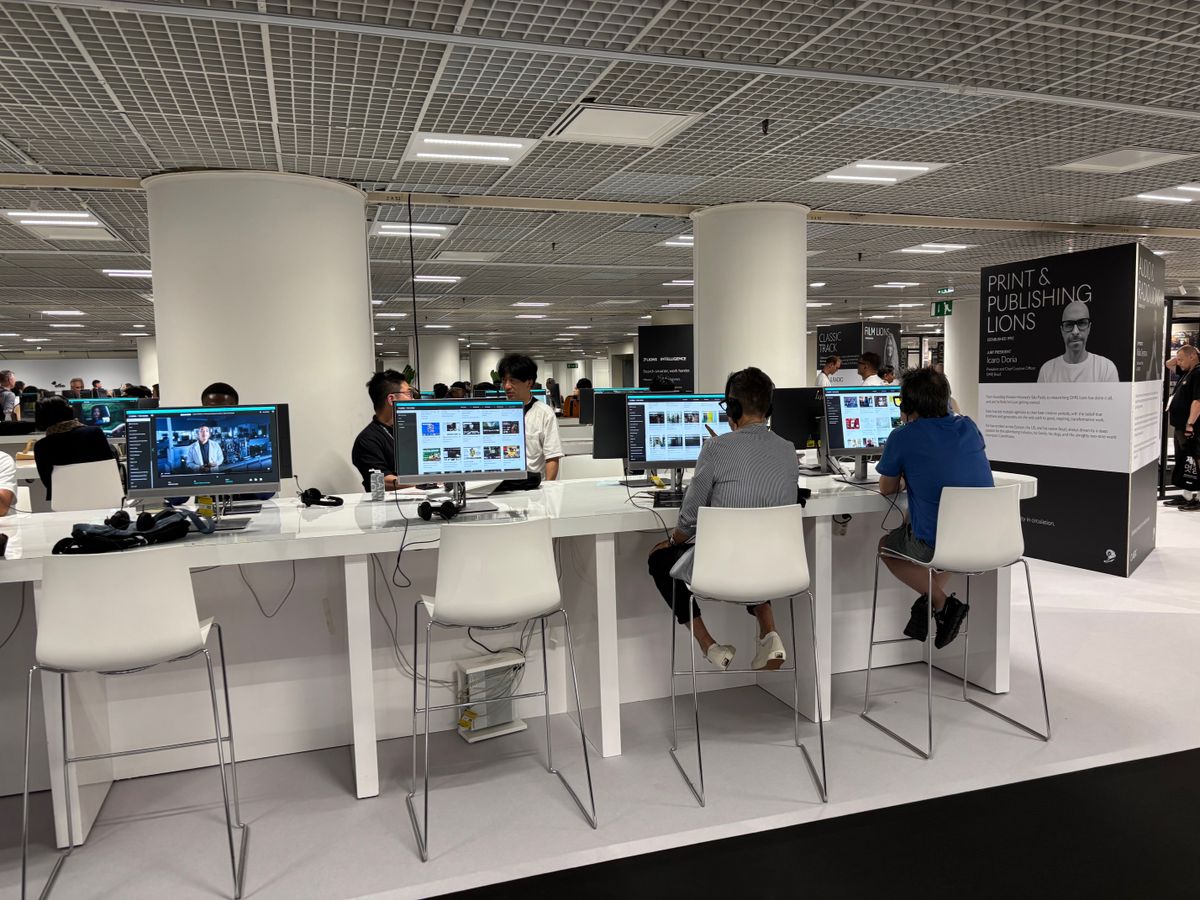 会場内には、応募事例の動画が見られるコンピュータが 設置されている。（筆者撮影）