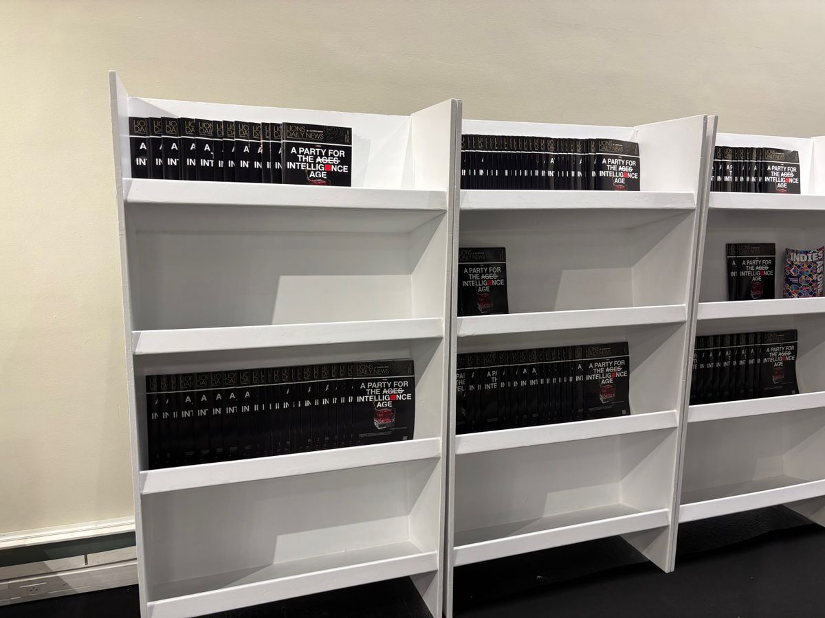 前日の受賞作等の記事が掲載されている雑誌が、 毎日無料で配布される。（筆者撮影）