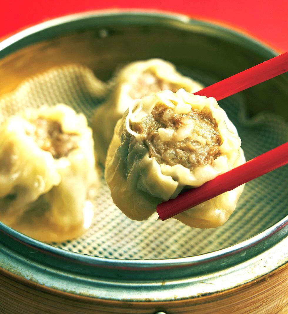 「味坊の味」に掲載の今井さんの推しレシピはラム焼売。ラムの新鮮な食べ方の提案として、最近の蒸し料理人気と相性良し　撮影＝今井裕治