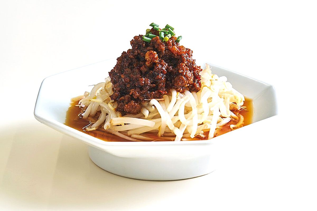 編集者の三上さんの推しは肉味噌もやし。中国の「蒸し魚醤油」を1:5で湯割りする万能浸しダレを使用。食材店で約400円と家庭再現性が高い　撮影＝今井裕治