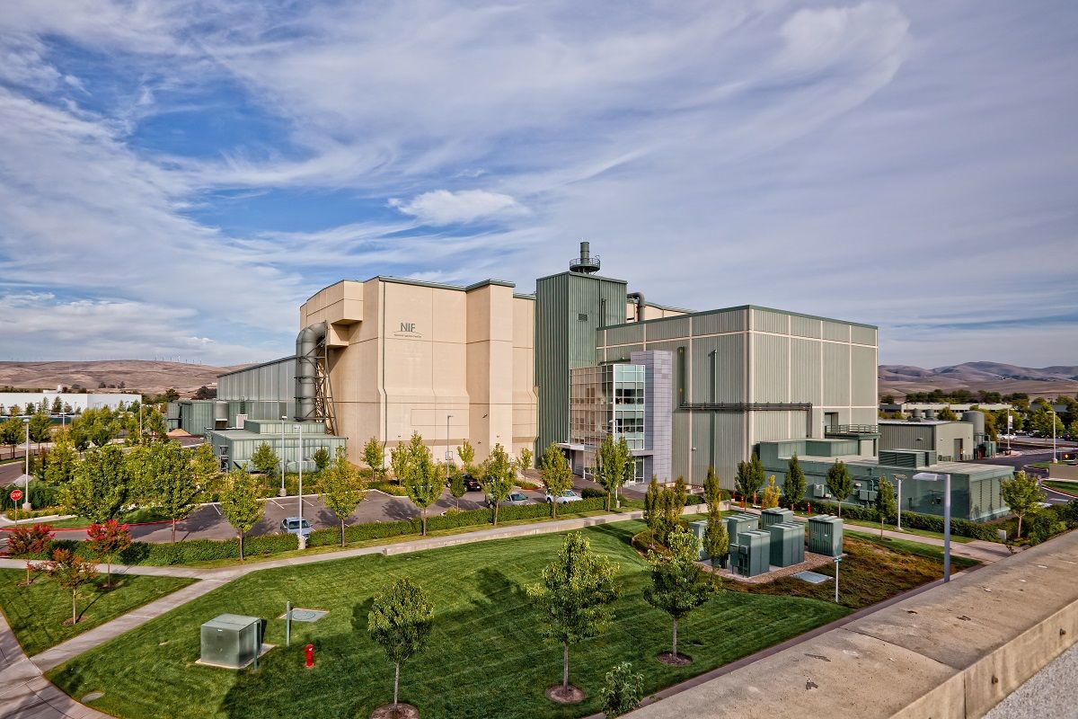 米ローレンス・リバモア国立研究所にある、高さは10階建てビル、広さはサッカー場3面分に相当する巨大なレーザー核融合実験施設「国立点火施設（NIF）」の外観（Lawrence Livermore National Laboratory）