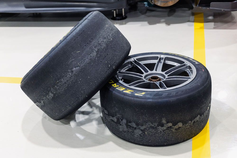 工場に置かれていたレースタイヤ。限界走行の熱で表面が溶けたタイヤが、メカニックの言葉をより生々しく感じさせる。