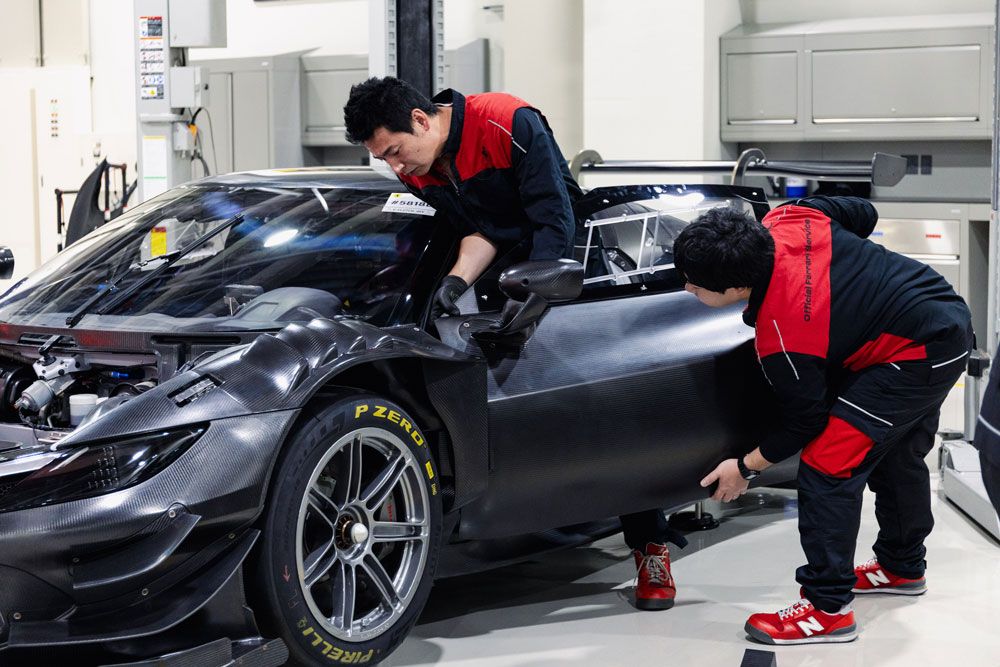 レースサポートメカニックによる作業の実演に、参加者たちの目は釘付けにされた。