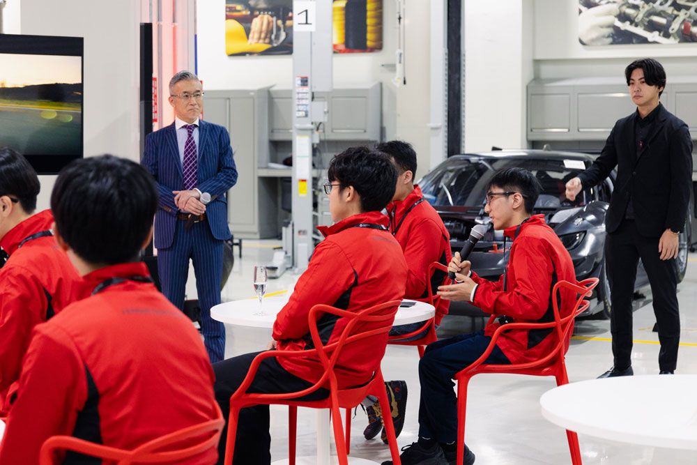 最初はおずおずと質問をしていた学生たち。やがて積極的な質問が飛び始める。