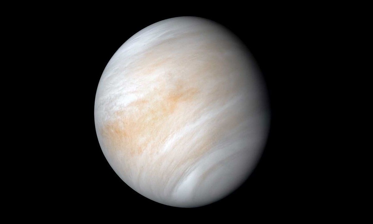 西の夕空に光る一番星、「宵の明星」のシーズンが始まった 細い月との