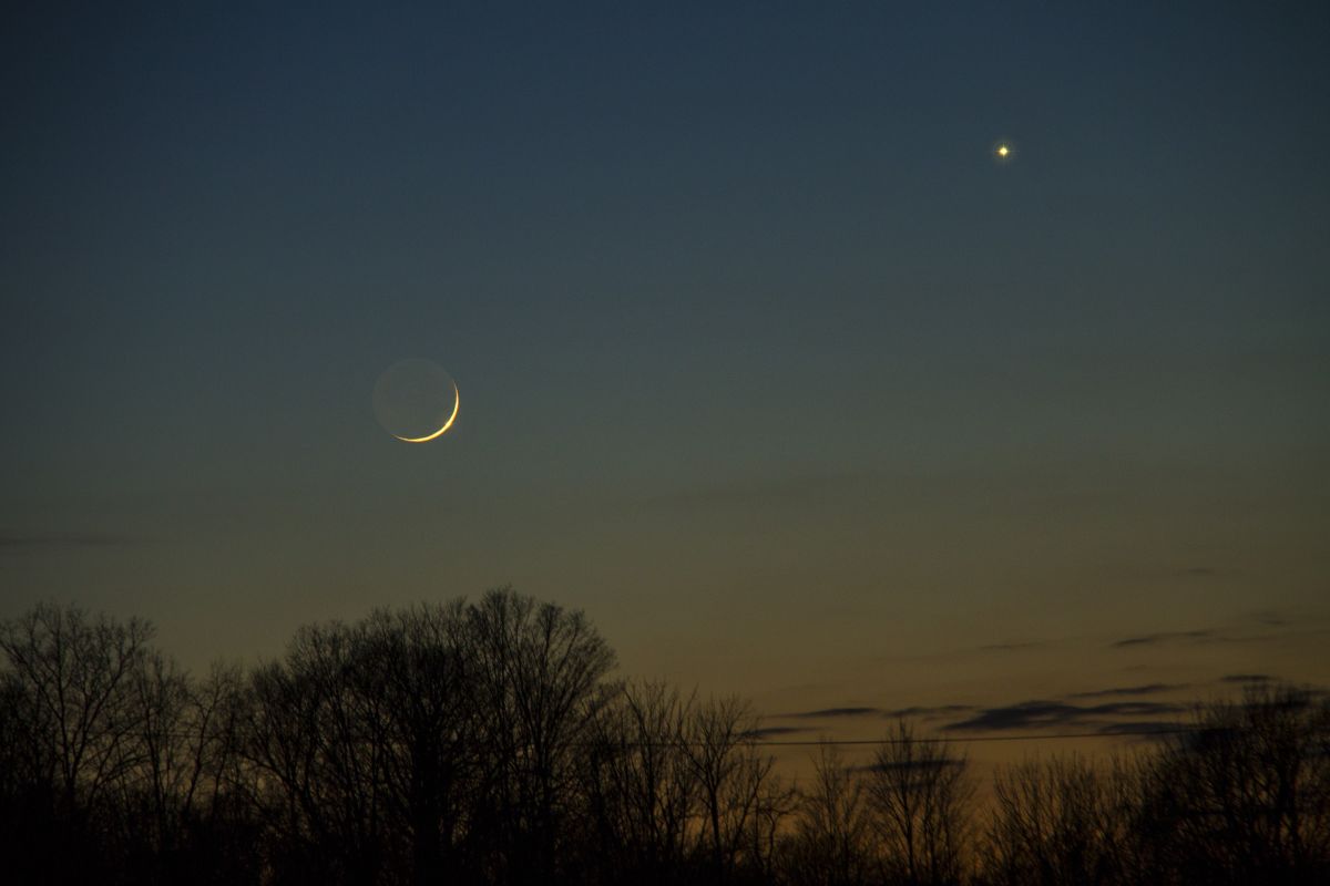 西の夕空に光る一番星、「宵の明星」のシーズンが始まった 細い月との