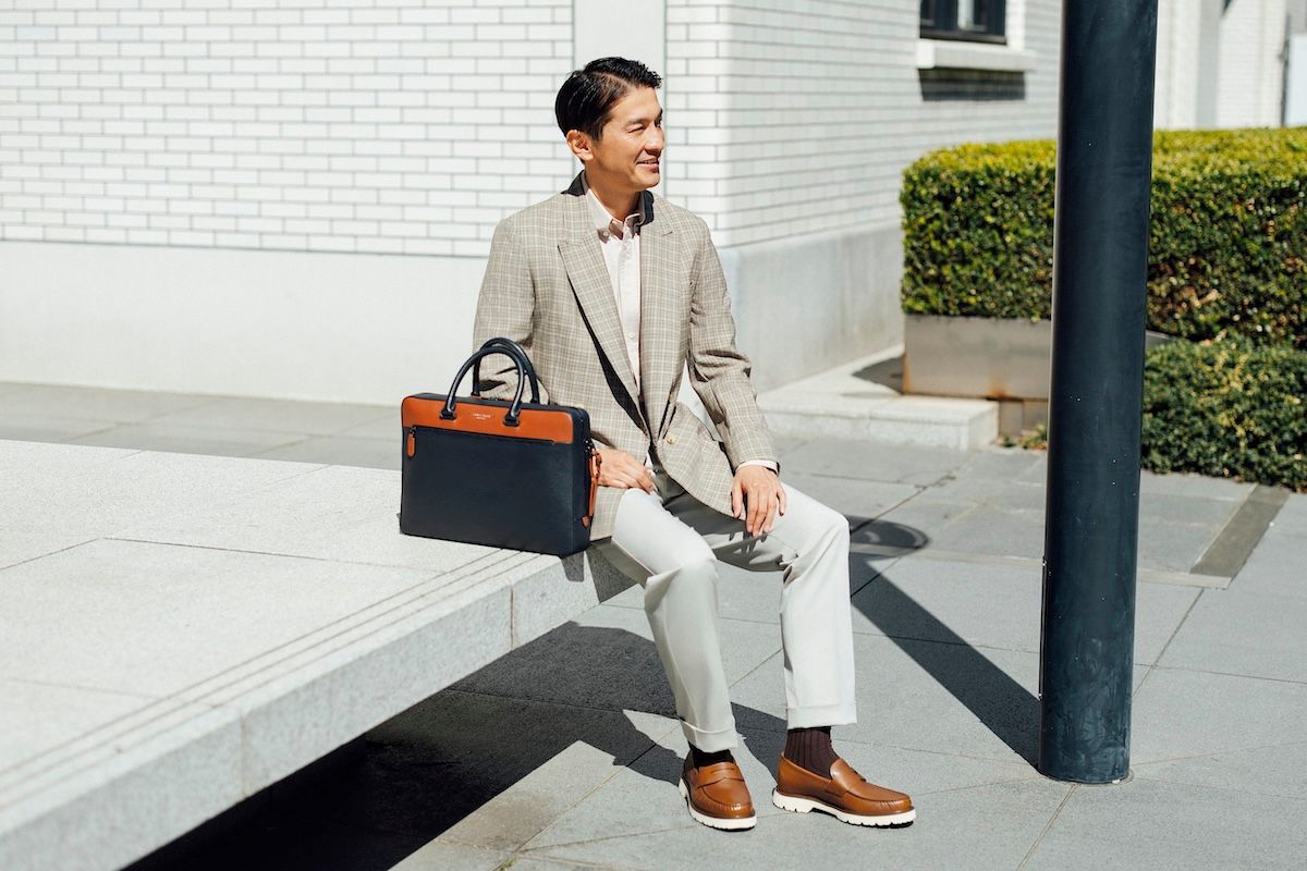 明るめのブラウンとラグソールのホワイトによる絶妙なカジュアル感が、