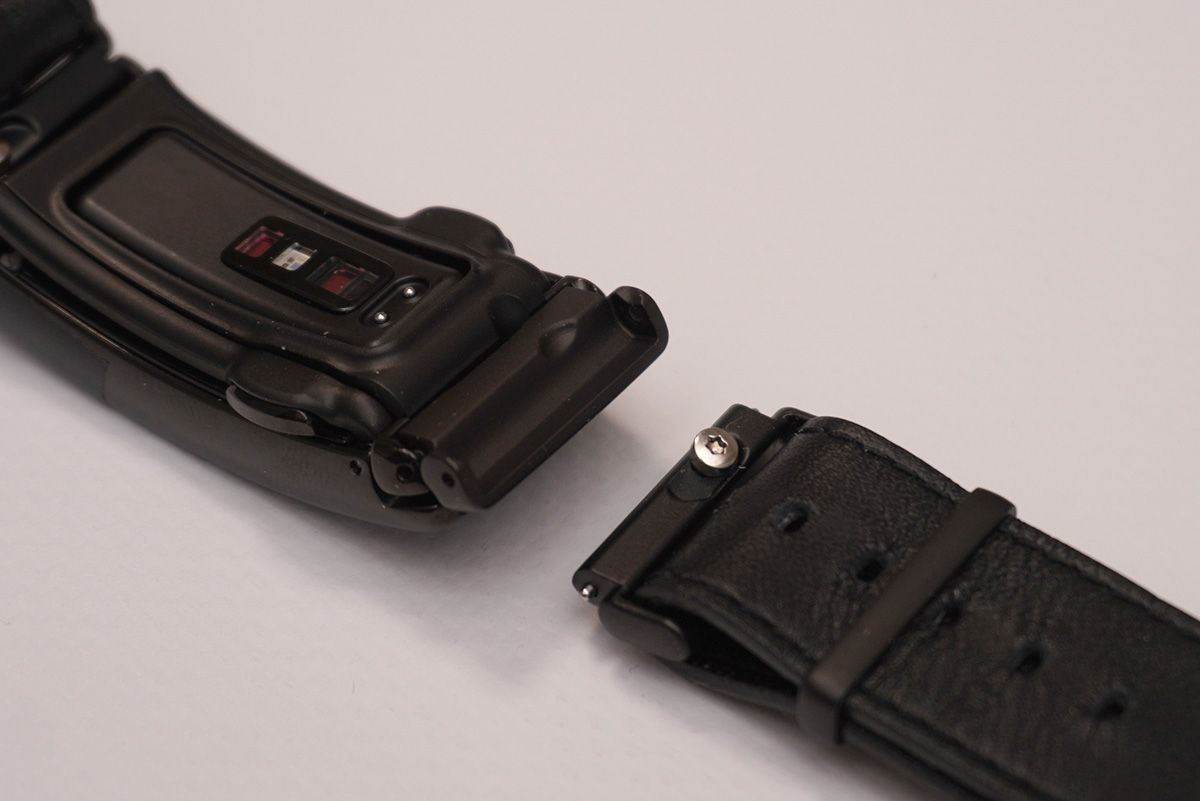 ピンをずらして、wena Xの本体をバンドから簡単に取り外せる