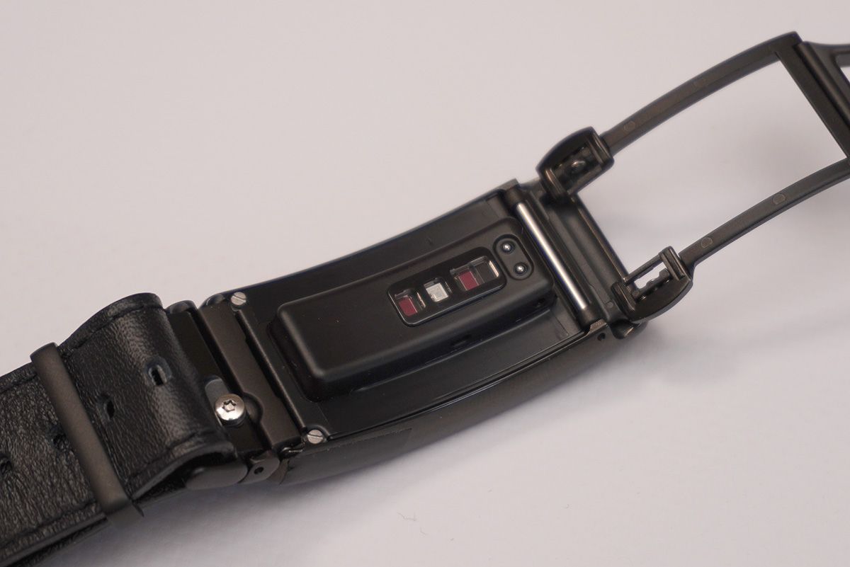 本体そのものを通信アンテナとすることでコンパクト化を追求している