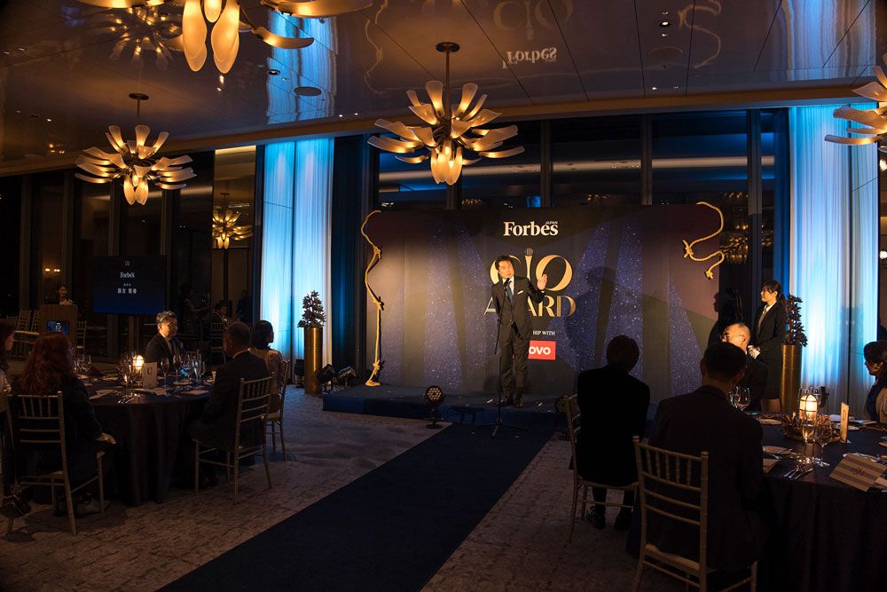 主賓挨拶をするForbes JAPAN 編集長の藤吉雅春