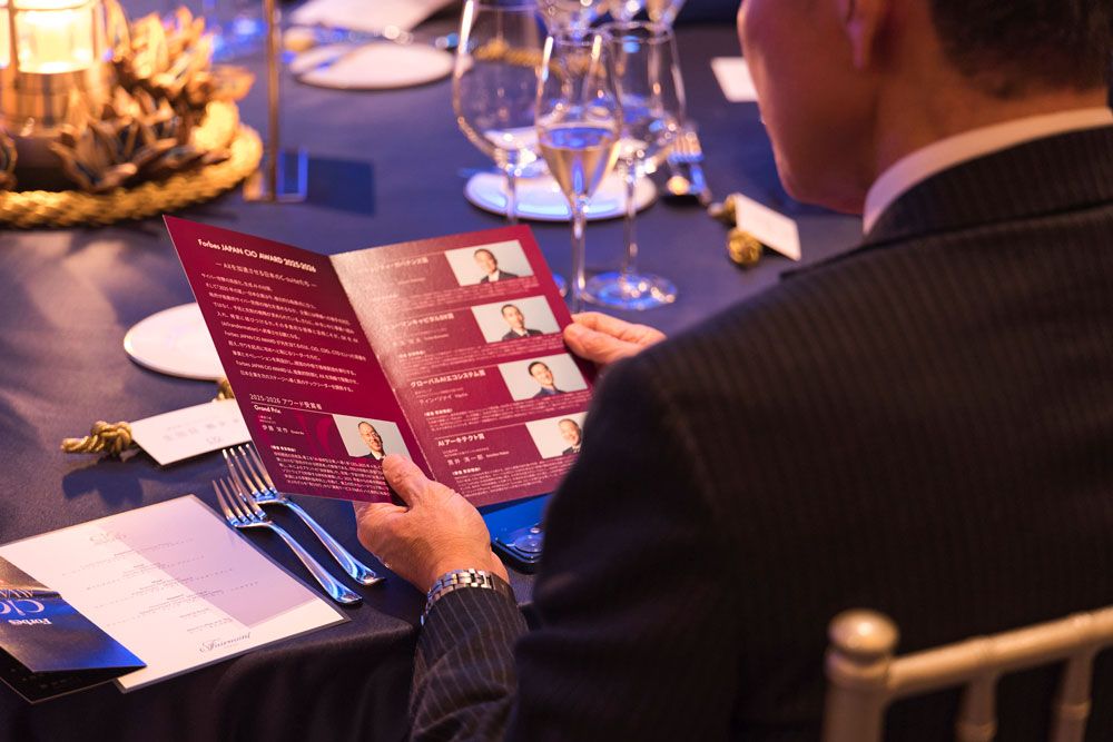 出席者はフルコースの料理を楽しみながら、授賞式を見守った