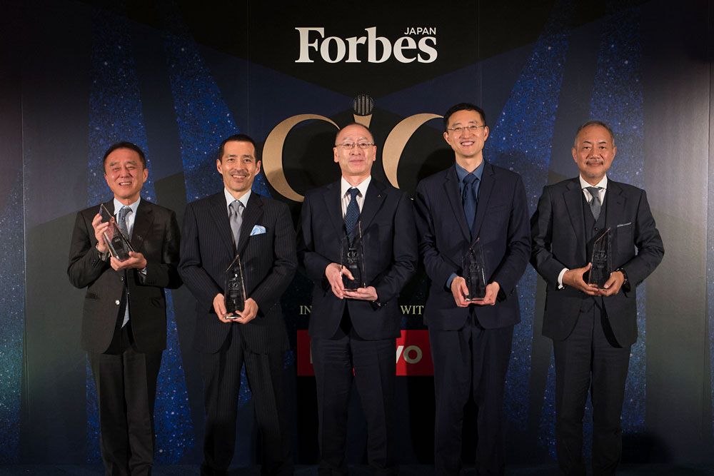 写真左より、NTTグループ 執行役員 グループCISO 横浜信一、UCCジャパン 執行役員 ICT・デジタル担当兼情報セキュリティ担当 黒澤俊夫、三菱重工業株式会社 取締役社長 CEO 伊藤栄作、楽天グループ AI & Dataディビジョン 専務執行役員 CAIDO ティン・ツァイ、日立製作所 執行役常務CIO兼ITデジタル統括本部長 貫井清一郎