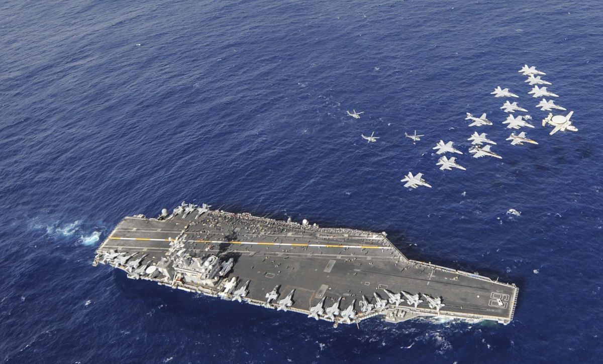 米海軍の原子力空母「USSニミッツ（CVN-68）」と、第11空母航空団（CVW-11）の艦載機。2013年12月7日撮影（U.S. Navy photo by Mass Communication Specialist Seaman Aiyana S. Paschal, Public domain, via Wikimedia Commons）