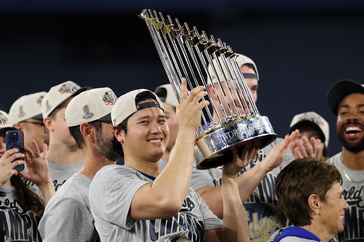 2025年11月2日、オンタリオ州トロントのロジャース・センターで行われた2025年ワールドシリーズ第7戦で勝利し、優勝トロフィーを掲げる大谷翔平（Photo by Emilee Chinn/Getty Images）