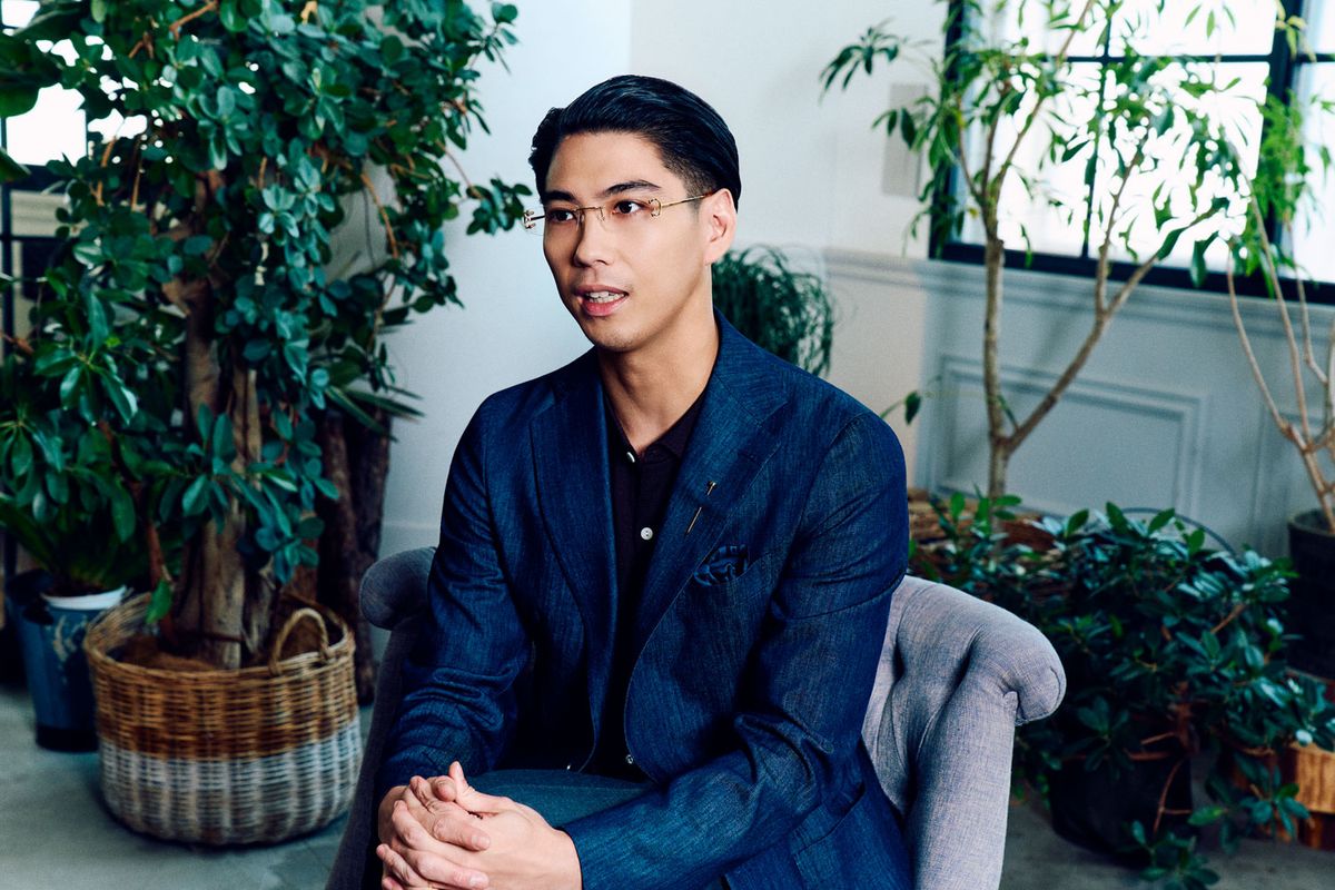 賀来賢人（かく・けんと）◎1989年生まれ、東京都出身。2007年に俳優デビューし、 ドラマ 『今日から俺は!!』や 『TOKYO MER』 など数々のヒット作に出演。22年に独立。Netflixシリーズ 『忍びの家 House of Ninjas』 では主演に 加え、原案・共同プロデューサーを務めるなど、表現者として多角的に活動を広げている