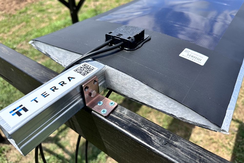 断面がレンズ型のペロブスカイト太陽電池モジュール（積水化学工業公式ホームページより）。