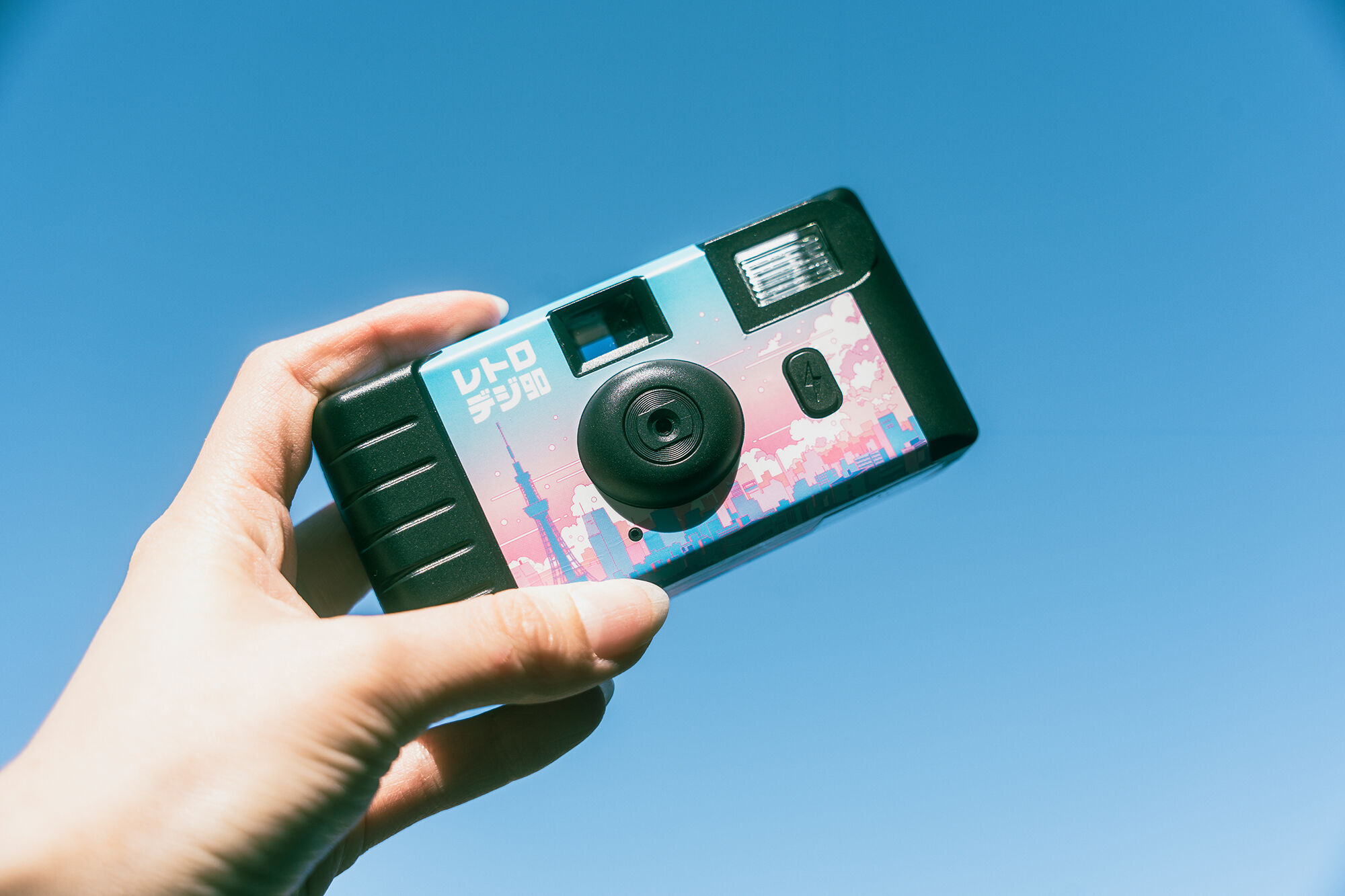 見た目はレトロなレンズ付きフィルム 中味はトイデジカメ：気になる