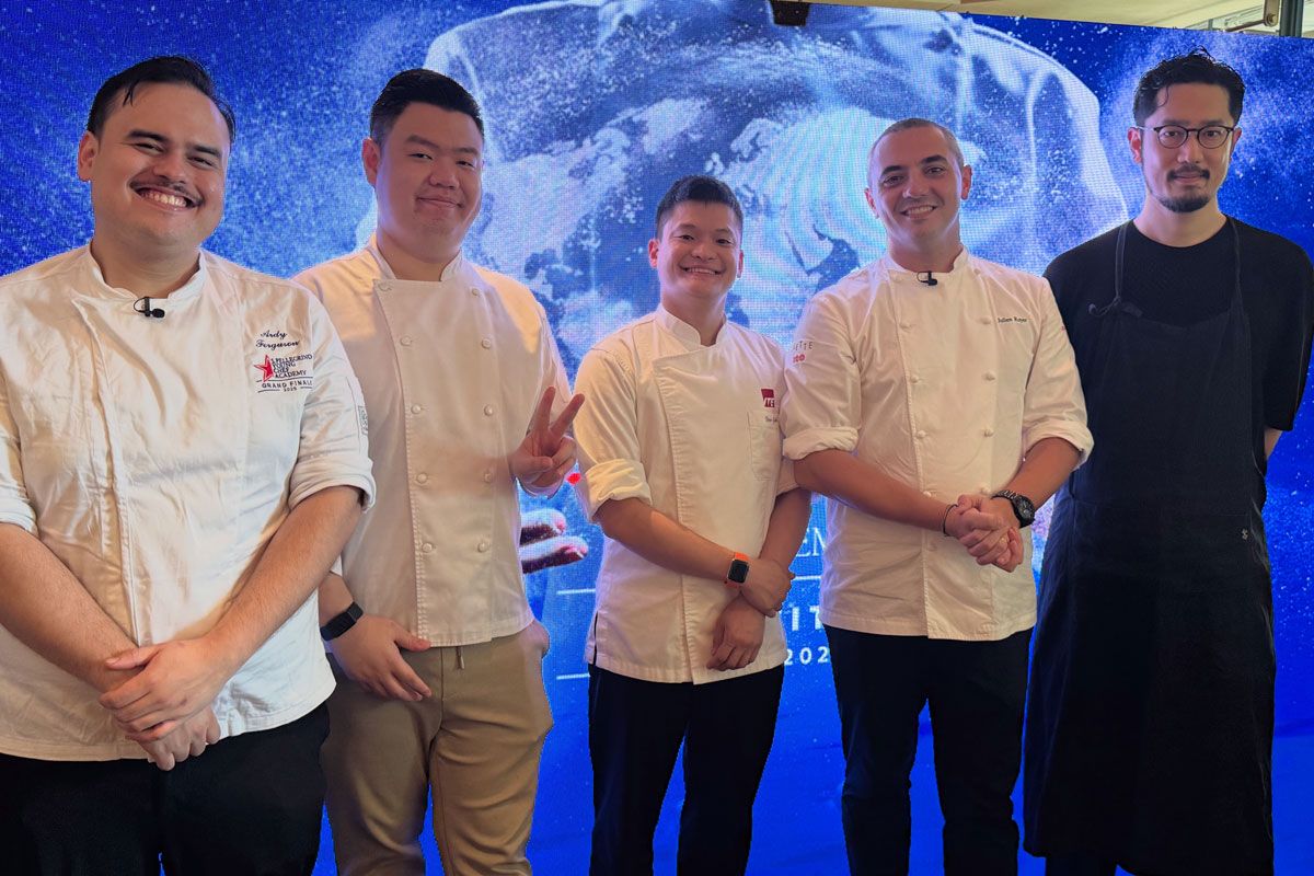 会場となったのは2019年と2020年にアジアNo.1に輝き、このコンペティションのメンターシェフを務める「オデット」のジュリアン・ロワイエシェフ（右から２人目）のビストロ「ルイーズ」